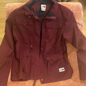 North Face Winter Jacket; Size M, Dark Red w/ flannel pattern lining
